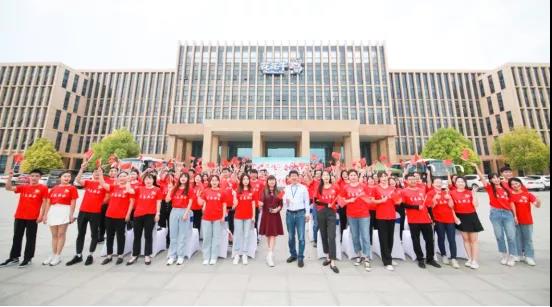 做白色的牛奶,創(chuàng)紅色的企業(yè),花花牛乳業(yè)集團(tuán)青春歌會慶祝建黨100周年 做白色的牛奶,創(chuàng)紅色的企業(yè),花花牛乳業(yè)集團(tuán)青春歌會慶祝建黨100周年