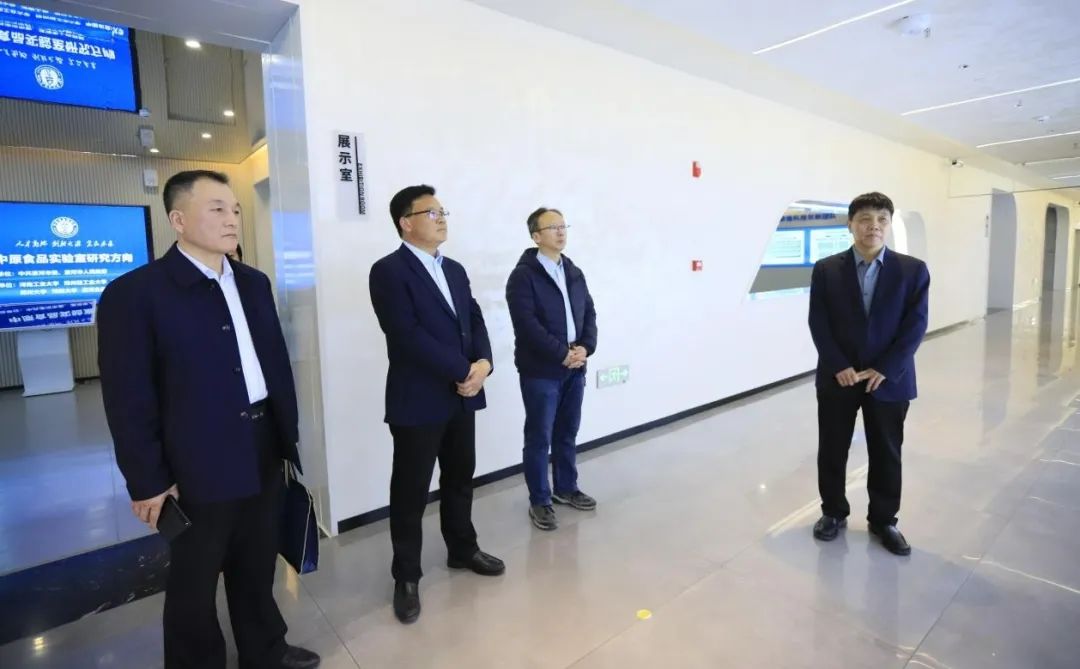 花花牛乳業集團黨委書記、董事長唐洪峰一行赴中原食品實驗室同中國工程院院士、中原食品實驗室主任任發政座談交流