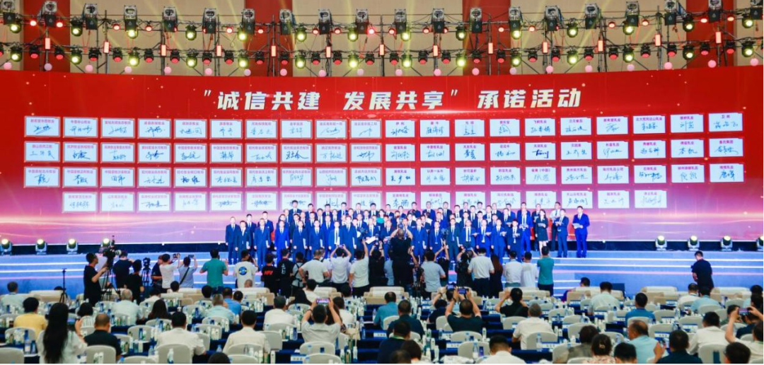 啟航新征程 點(diǎn)亮新賽道丨花花牛乳業(yè)集團(tuán)參加第十四屆中國(guó)奶業(yè)大會(huì)暨D20峰會(huì)，榮獲“中國(guó)乳制品生產(chǎn)企業(yè)現(xiàn)代化等級(jí)5A級(jí)”評(píng)定殊榮