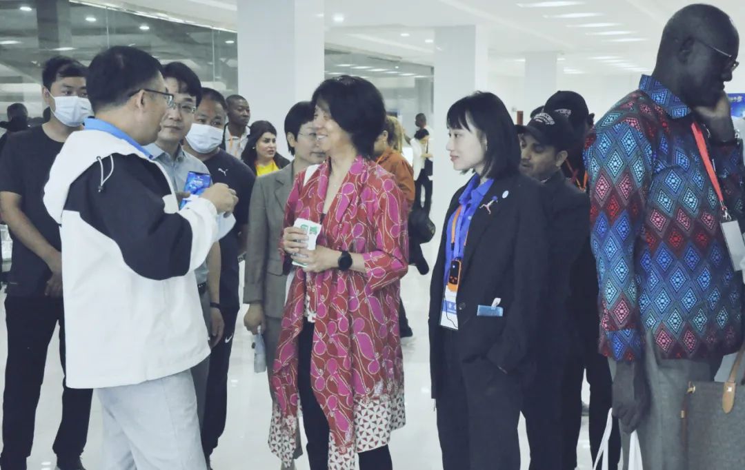 北京大學南南合作與發展學院教授、全球伙伴關系主任周詠梅一行蒞臨花花牛平輿瑞亞牧業參觀調研