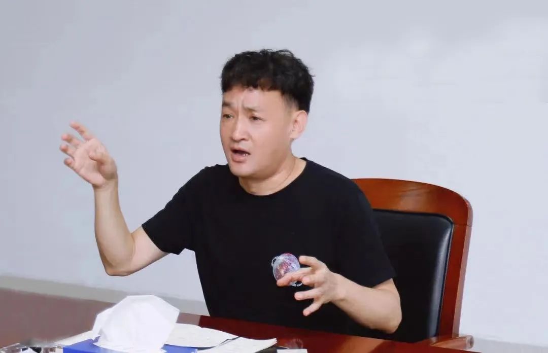 勇?lián)姑な卣齽?chuàng)新｜花花牛乳業(yè)集團(tuán)召開營銷、養(yǎng)殖及飼料月度經(jīng)營工作會議