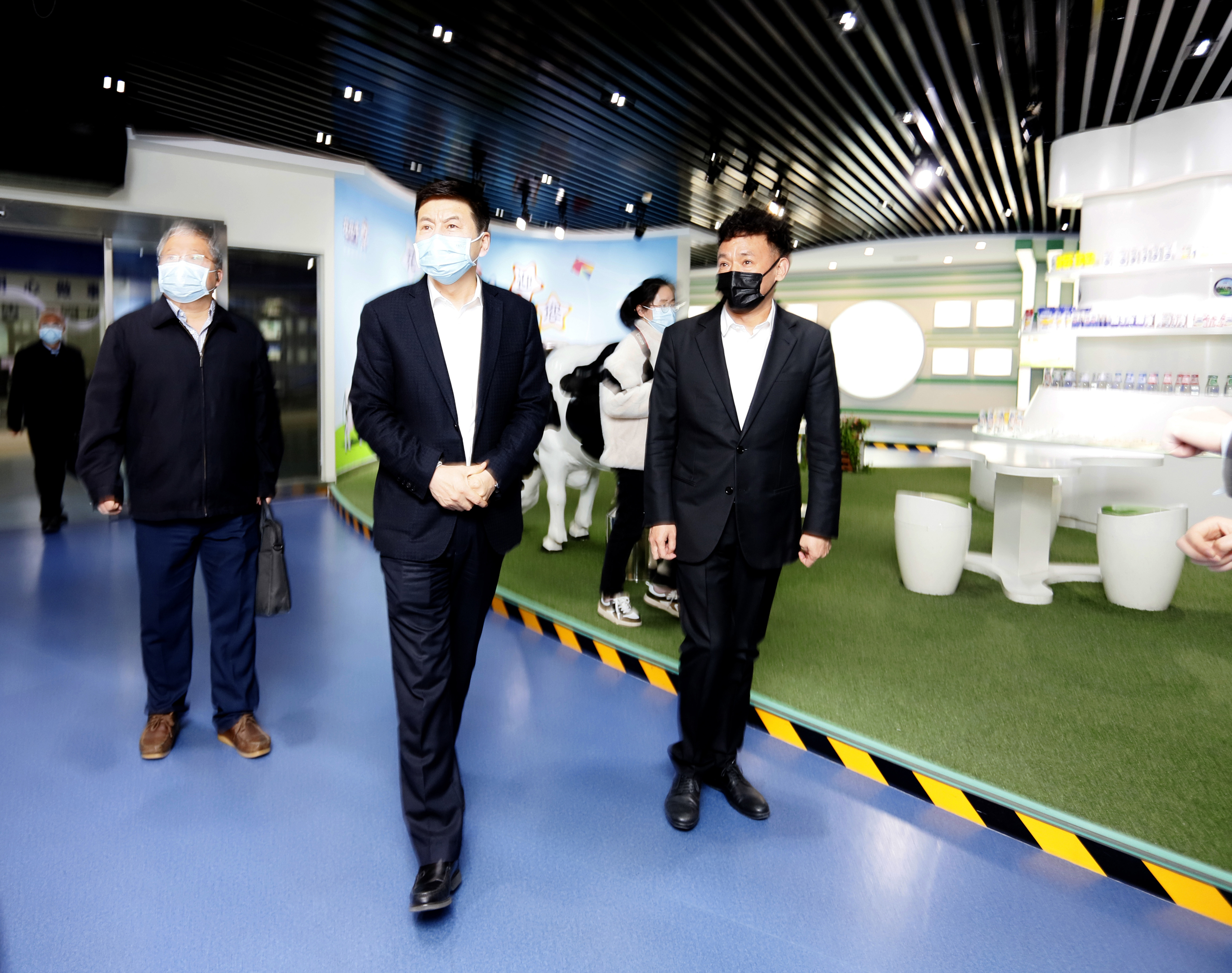 河南省委常委、副省長費東斌蒞臨 花花牛乳業(yè)集團調(diào)研 河南省委常委、副省長費東斌蒞臨 花花牛乳業(yè)集團調(diào)研