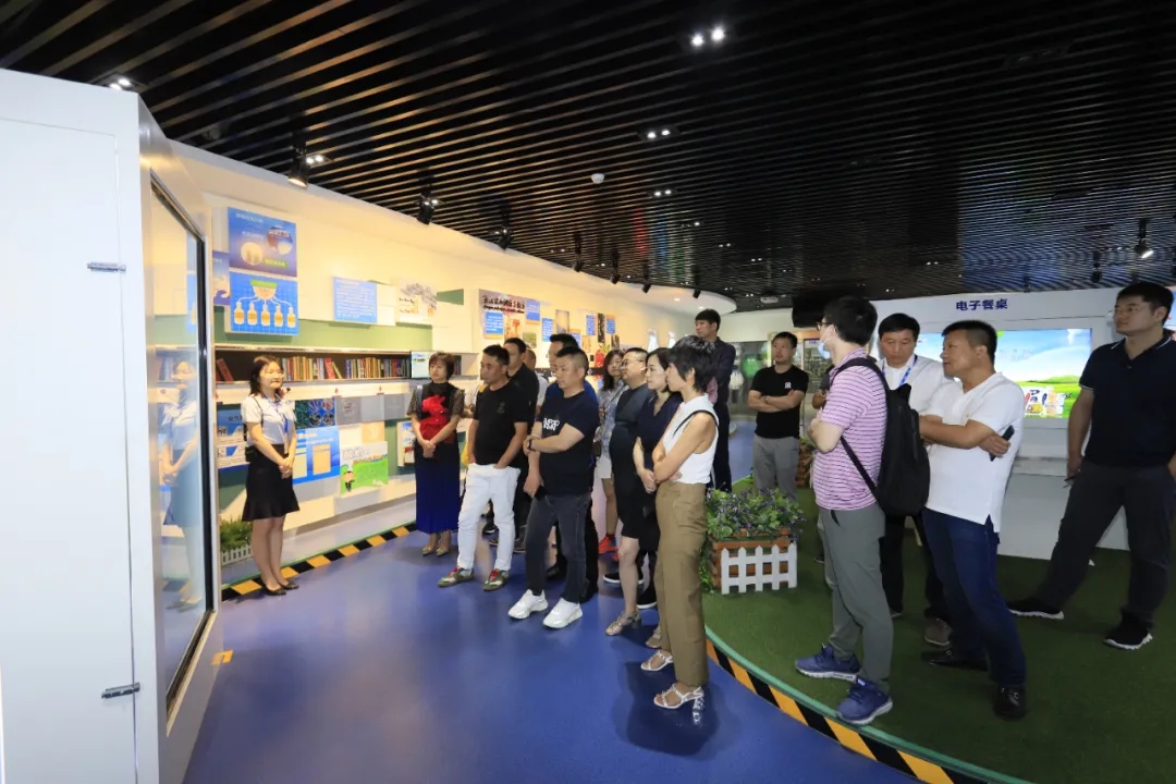 快訊 | 長江商學(xué)院智能制造學(xué)會(huì)走進(jìn)花花牛乳業(yè)集團(tuán)