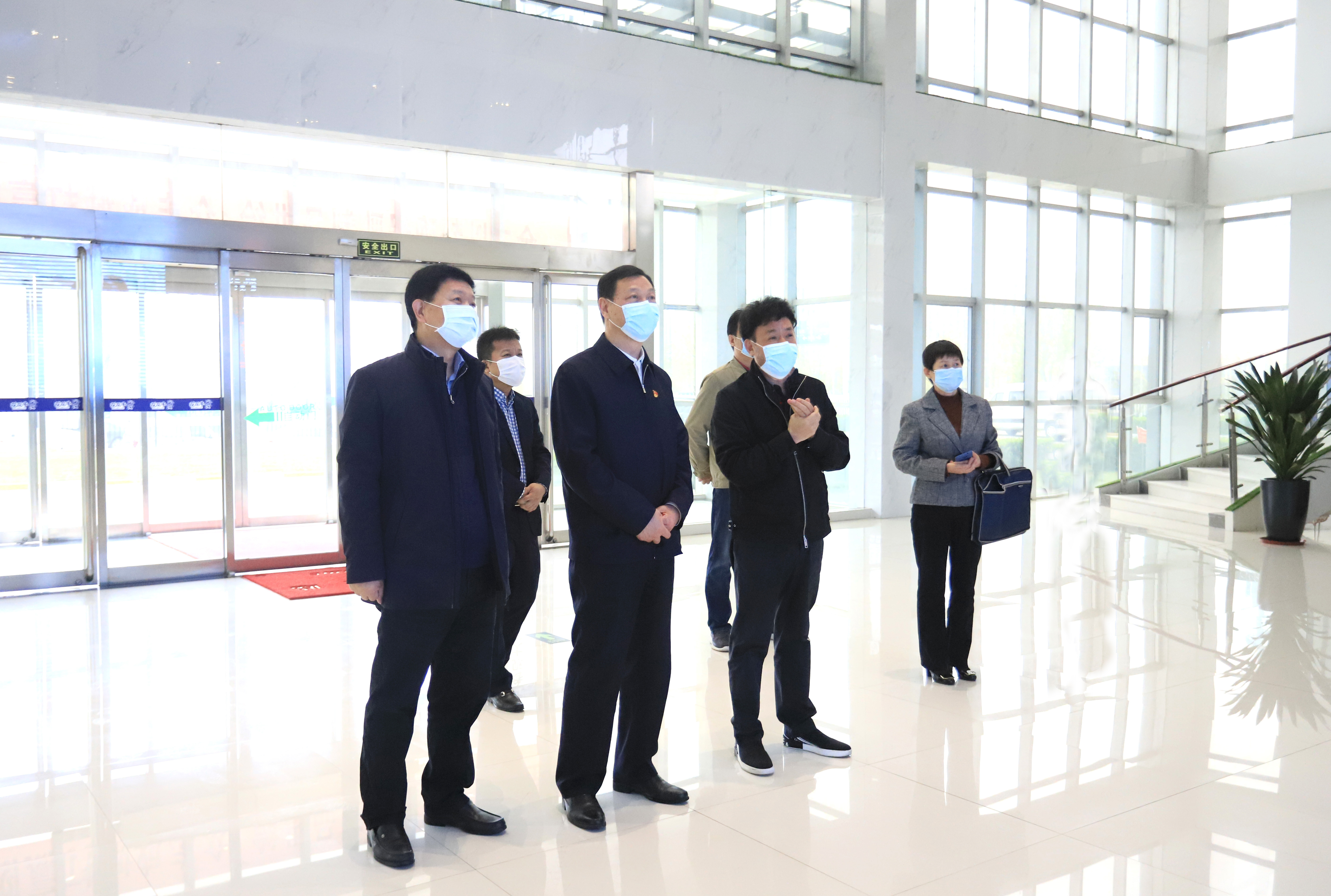 河南省委農辦主任、農業(yè)農村廳廳長申延平一行調研河南花花牛乳業(yè)集團