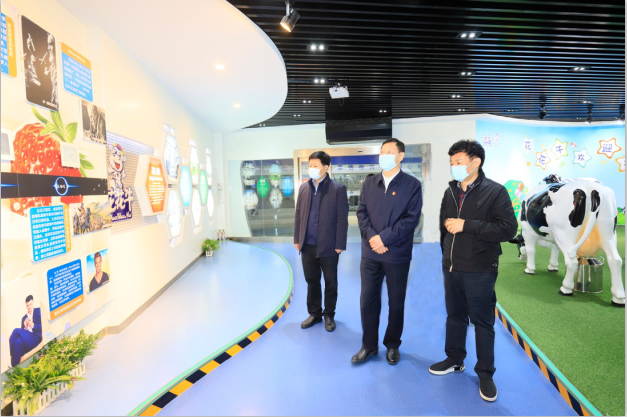 河南省委農辦主任、農業(yè)農村廳廳長申延平一行調研河南花花牛乳業(yè)集團