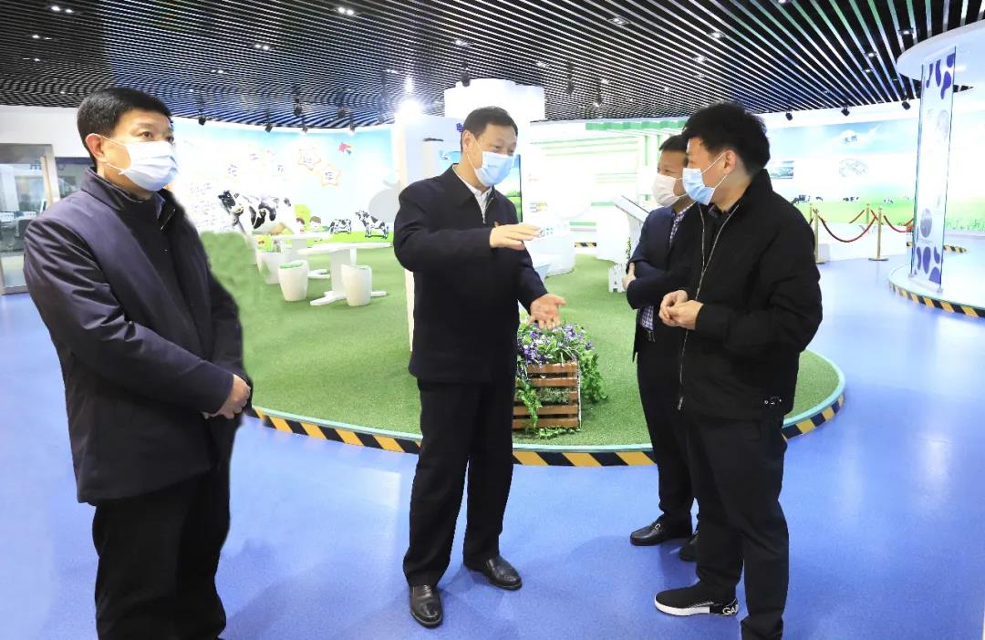 河南省委農辦主任、農業(yè)農村廳廳長申延平一行調研河南花花牛乳業(yè)集團