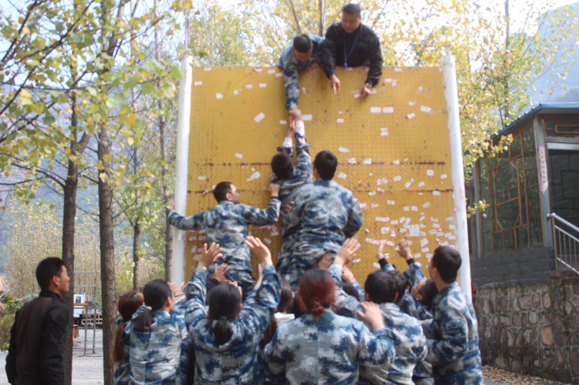 組織開展戶外拓展訓練活動