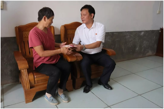 秋種化肥進(jìn)農(nóng)戶 精準(zhǔn)扶貧及時(shí)雨 | 花花牛集團(tuán)精準(zhǔn)扶貧在行動(dòng)