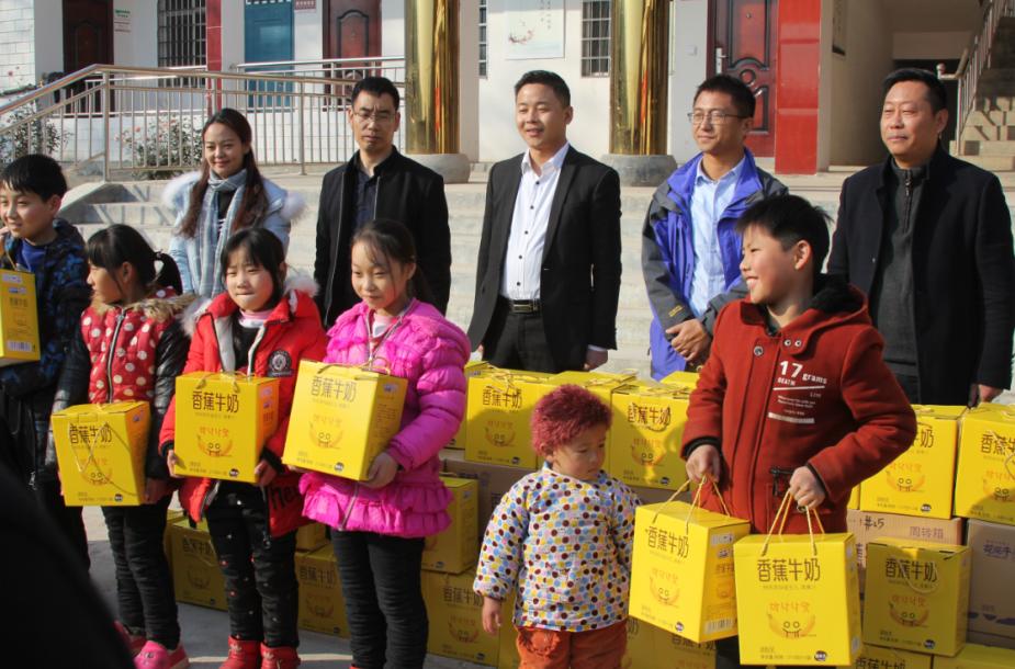 花花牛走進新密白龍廟村 讓山區的孩子喝到最新鮮的牛奶