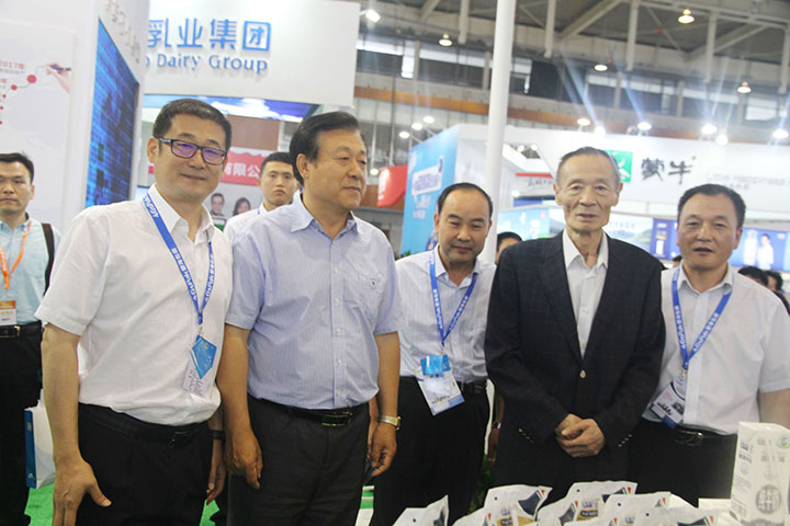 花花牛亮相第八屆中國奶業大會，又獲農業部長一聲贊！