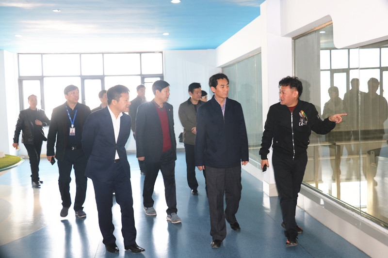 封丘縣縣長王獻臣一行蒞臨花花牛集團養殖、乳品事業部參觀調研